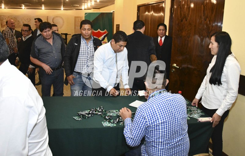 DIRIGENTES DE LOS CLUBES LLEGAN AL CONGRESO ORDINARIO DE LA FEDERACION BOLIVIANA DE FÚTBOL (FBF)