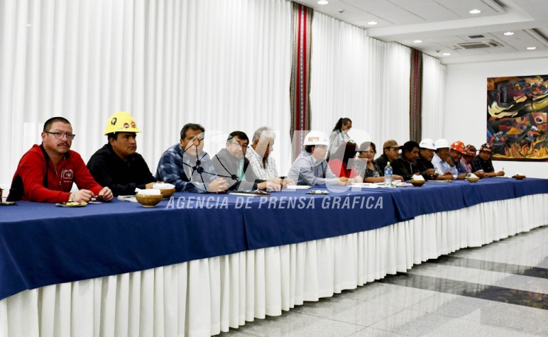 REUNIÓN ENTRE EL PRESIDENTE DEL ESTADO, LUIS ARCE CATACORA Y LA CENTRAL OBRERA BOLIVIANA (COB)