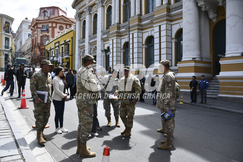 FUERZAS ARMADAS INSPECCIONAN CON FINES DE SEGURIDAD LA PLAZA MURILLO